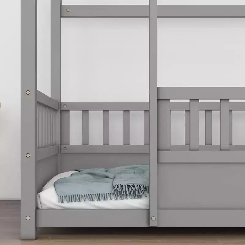 Marco de cama de suelo Okak Twin/Full Size con marco de techo de casa, vallas de seguridad, marco de cama bajo de madera para habitaciones de guardería a niños grandes