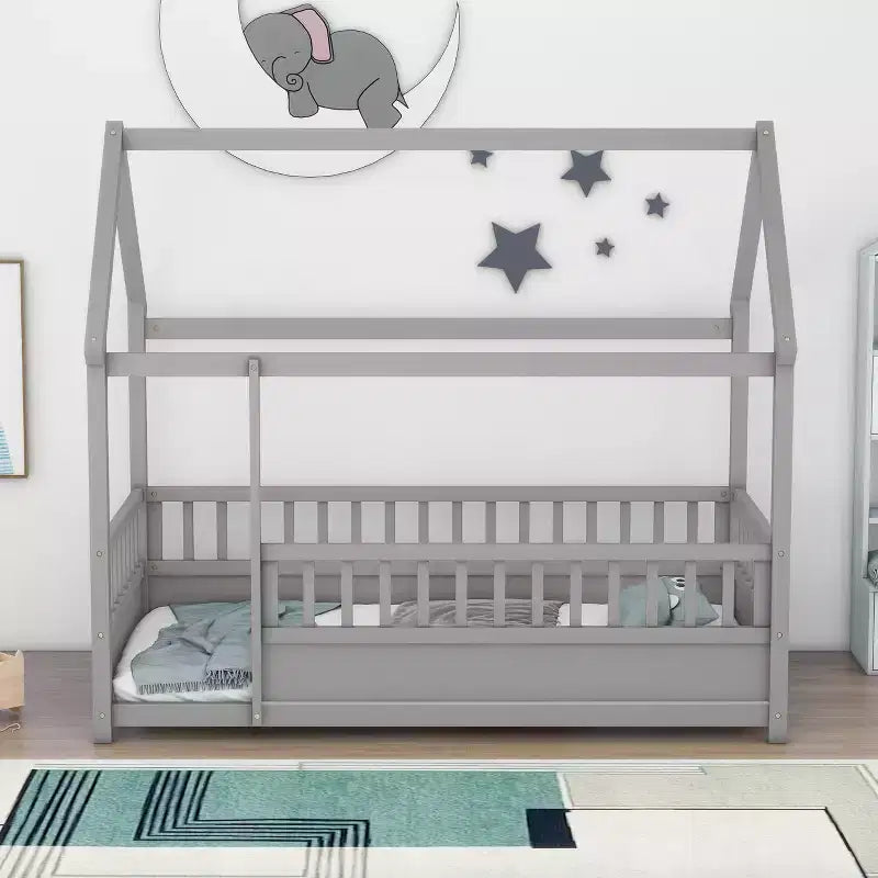 Marco de cama de suelo Okak Twin/Full Size con marco de techo de casa, vallas de seguridad, marco de cama bajo de madera para habitaciones de guardería a niños grandes
