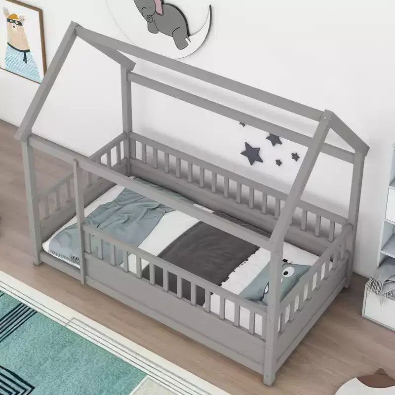 Marco de cama de suelo Okak Twin/Full Size con marco de techo de casa, vallas de seguridad, marco de cama bajo de madera para habitaciones de guardería a niños grandes