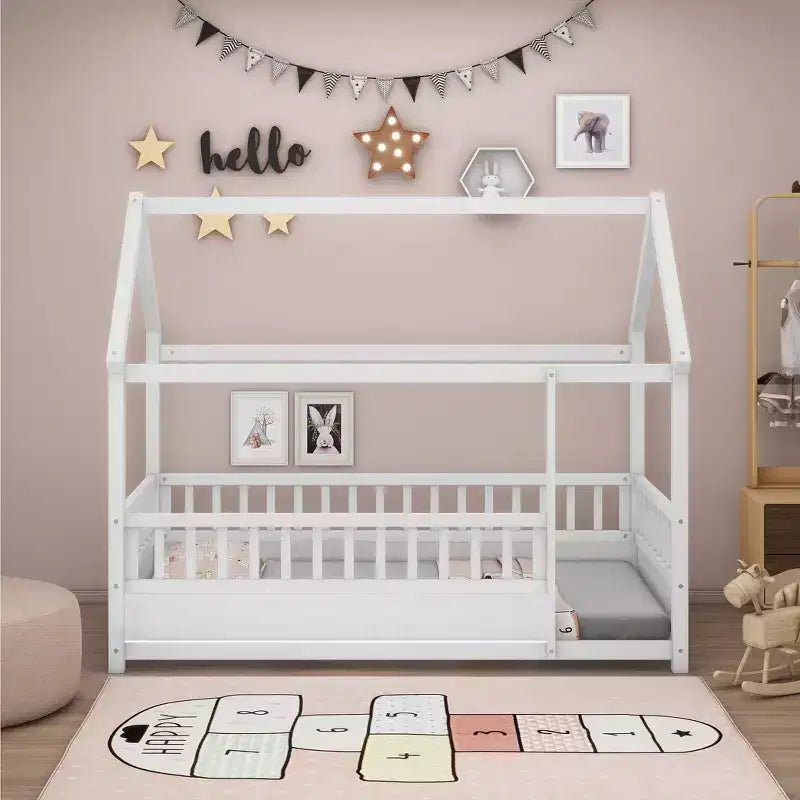 Marco de cama de suelo Okak Twin/Full Size con marco de techo de casa, vallas de seguridad, marco de cama bajo de madera para habitaciones de guardería a niños grandes