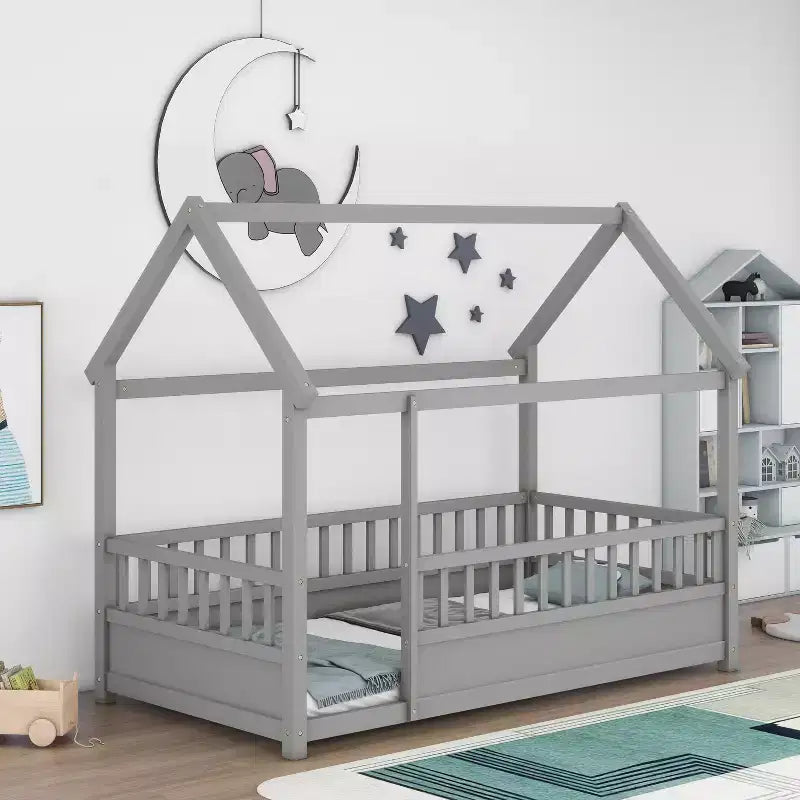 Marco de cama de suelo Okak Twin/Full Size con marco de techo de casa, vallas de seguridad, marco de cama bajo de madera para habitaciones de guardería a niños grandes