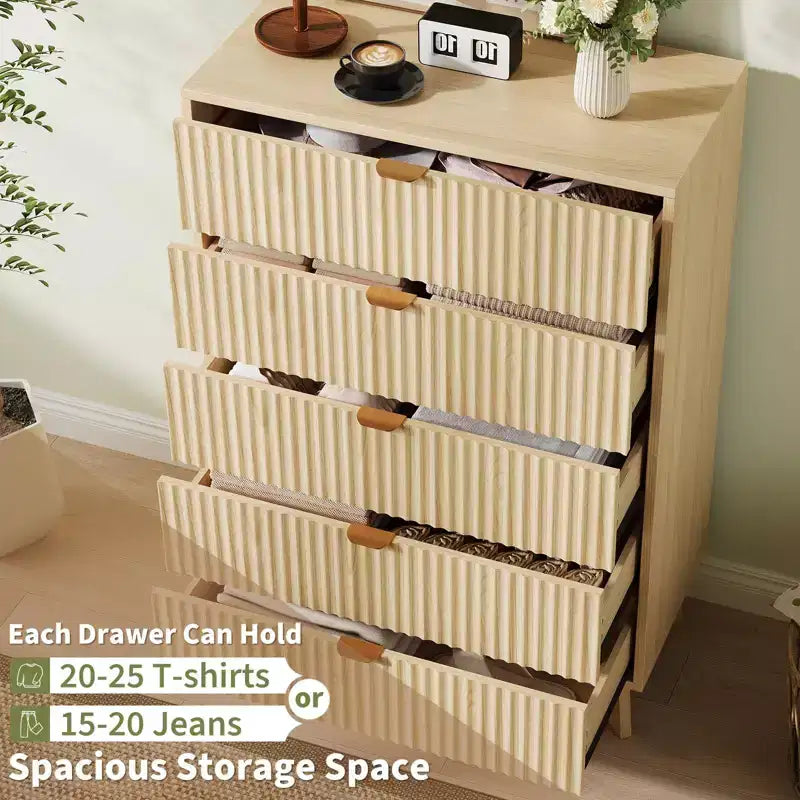 Cómoda Acanalada para Dormitorio, Cómoda Alta de Madera para Almacenamiento, Cómoda Moderna de Dormitorio con Almacenamiento Profundo de 5 Cajones de Madera