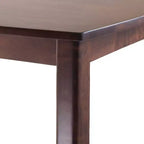 Mesa Alta con Tapa Curva – Acabado Nogal, Patas Acampanadas, Madera Maciza, Base de 4 Puntos