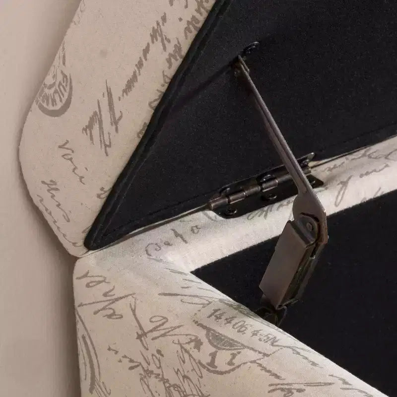 Otomana/Banco de Almacenamiento Tapizado en Tela – Beige, Estampado de Letras/Escritura Francesa, Patas Teñidas Oscuras