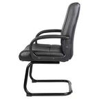 Sillón de visitas de respaldo medio – Negro, tapizado en piel, estructura de metal, brazos fijos, deslizadores de suelo