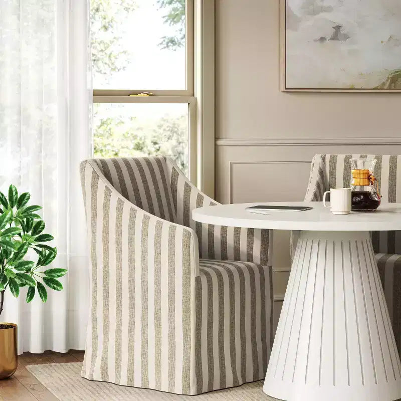 Silla de comedor con reposabrazos inclinados y funda desenfundable – Mezcla de poliéster y algodón, estructura de madera de caucho