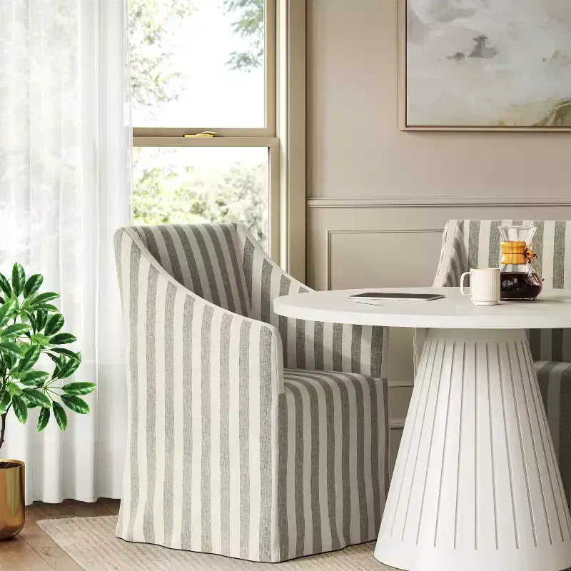 Silla de comedor con reposabrazos inclinados y funda desenfundable – Mezcla de poliéster y algodón, estructura de madera de caucho